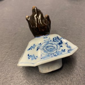 A Dutch Delft blue and white five-piece garniture with floral chinoiserie design, 18th C. — photo 15