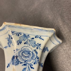A Dutch Delft blue and white five-piece garniture with floral chinoiserie design, 18th C. — photo 26