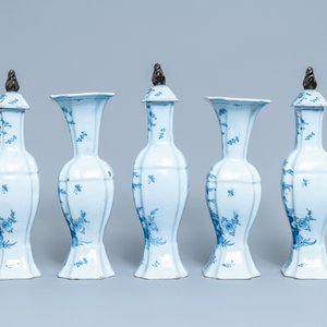 A Dutch Delft blue and white five-piece garniture with floral chinoiserie design, 18th C. — photo 4