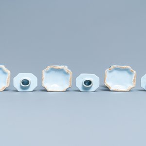 A Dutch Delft blue and white five-piece garniture with floral chinoiserie design, 18th C. — photo 8