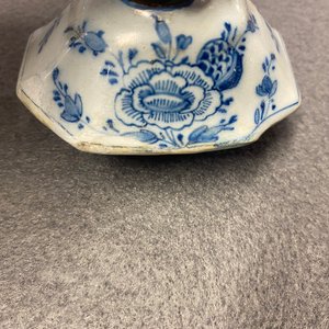 A Dutch Delft blue and white five-piece garniture with floral chinoiserie design, 18th C. — photo 10