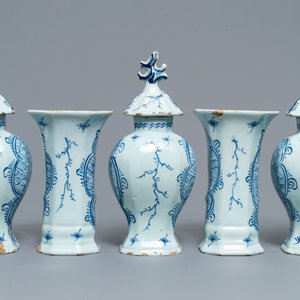 A Dutch Delft blue and white five-piece garniture with floral design, 18th C. — 照片 3