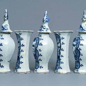 A Dutch Delft blue and white five-piece garniture with pastoral design, 18th C. — photo 4