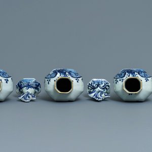A Dutch Delft blue and white five-piece garniture with pastoral design, 18th C. — photo 5