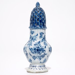 A Dutch Delft blue and white floral caster, 18th C. — photo 3