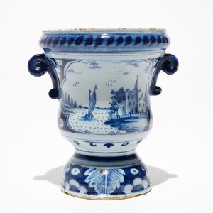 A Dutch Delft blue and white flower urn, 18th C. — 照片 1