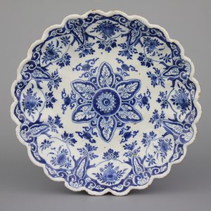 A Dutch Delft blue and white fluted chinoiserie plate, ca. 1700 — photo 1