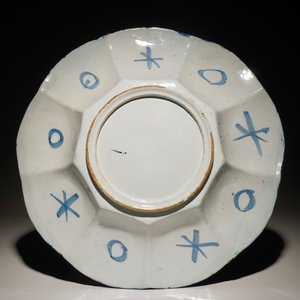 A Dutch Delft blue and white gadrooned chinoiserie dish, 2nd half 17th C. — photo 2