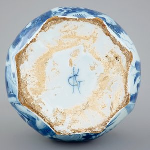 A  Dutch Delft blue and white garlic neck bottle vase, late 17th C. — 照片 6