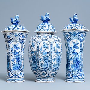 A Dutch Delft blue and white garniture of three vases and covers, 18th C. — 照片 1