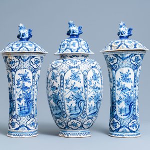 A Dutch Delft blue and white garniture of three vases and covers, 18th C. — 照片 3
