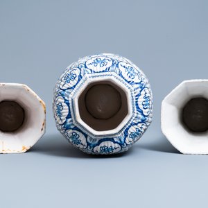 A Dutch Delft blue and white garniture of three vases and covers, 18th C. — 照片 5