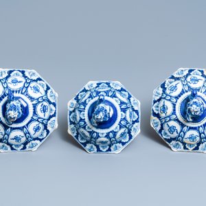 A Dutch Delft blue and white garniture of three vases and covers, 18th C. — 照片 7
