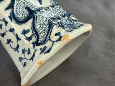 A Dutch Delft blue and white garniture of three vases with a large rose, 18th C. — 照片 8