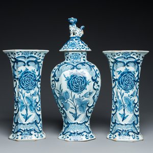 A Dutch Delft blue and white garniture of three vases with a large rose, 18th C. — 照片 1