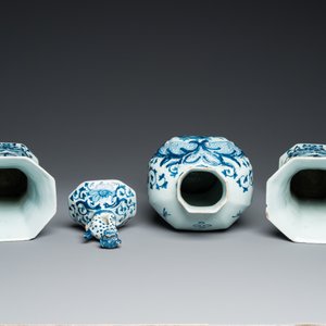 A Dutch Delft blue and white garniture of three vases with a large rose, 18th C. — 照片 5