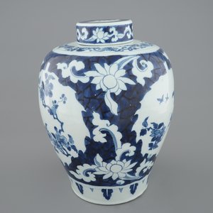A Dutch Delft blue and white ginger jar and cover, early 18th C. — photo 2