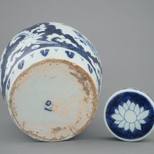 A Dutch Delft blue and white ginger jar and cover, early 18th C. — photo 6