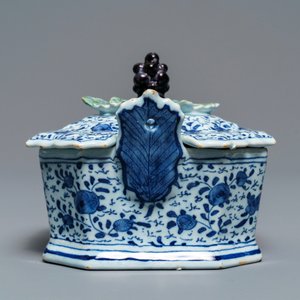 A Dutch Delft blue and white grape-topped butter tub, 18th C. — photo 3