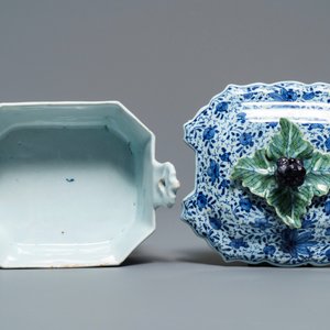 A Dutch Delft blue and white grape-topped butter tub, 18th C. — photo 6