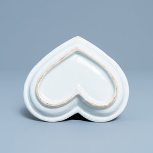 A Dutch Delft blue and white heart-shaped 'carnation' dish, 18th C. — photo 2