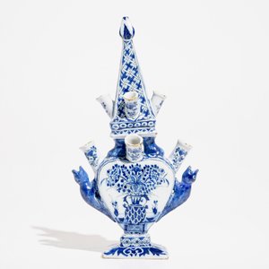 A Dutch Delft blue and white heart-shaped pyramidal tulip vase, 2nd half 17th C. — photo 3