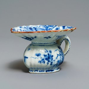 A Dutch Delft blue and white heart-shaped spittoon, 18th C. — photo 2