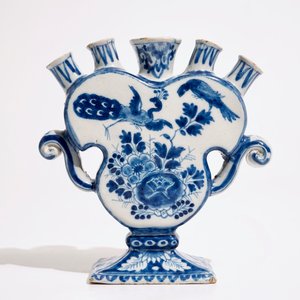 A Dutch Delft blue and white heart-shaped tulip vase, 18th C. — 照片 3