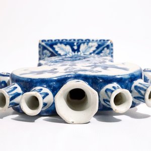 A Dutch Delft blue and white heart-shaped tulip vase, 18th C. — 照片 6