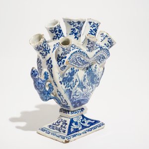 A Dutch Delft blue and white heart-shaped tulip vase, 1st half 18th C. — 照片 5