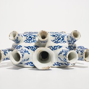 A Dutch Delft blue and white heart-shaped tulip vase, 1st half 18th C. — 照片 7