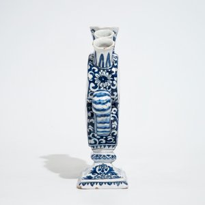 A Dutch Delft blue and white heart-shaped tulip vase with chinoiserie scenes, late 17th C. — 照片 2