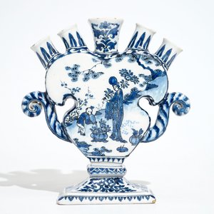 A Dutch Delft blue and white heart-shaped tulip vase with chinoiserie scenes, late 17th C. — 照片 3