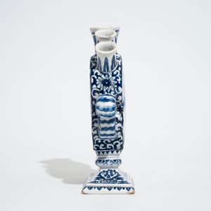 A Dutch Delft blue and white heart-shaped tulip vase with chinoiserie scenes, late 17th C. — 照片 4