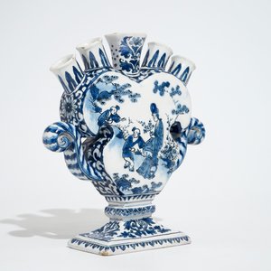 A Dutch Delft blue and white heart-shaped tulip vase with chinoiserie scenes, late 17th C. — 照片 7