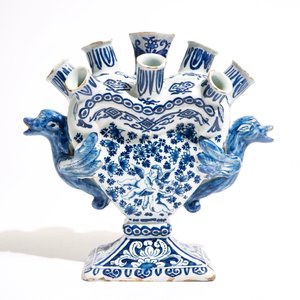 A Dutch Delft blue and white heart-shaped tulip vase with cupids, ca. 1700 — 照片 2