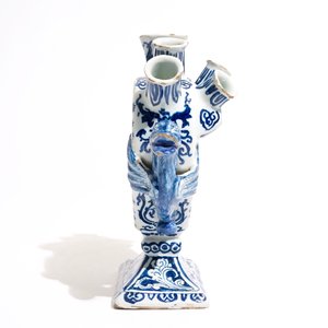 A Dutch Delft blue and white heart-shaped tulip vase with cupids, ca. 1700 — 照片 5