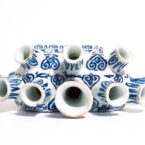 A Dutch Delft blue and white heart-shaped tulip vase with cupids, ca. 1700 — 照片 7