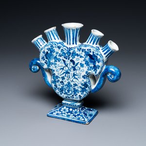 A Dutch Delft blue and white heart-shaped tulip vase with putti, 1st half 18th C. — 照片 1