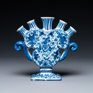 A Dutch Delft blue and white heart-shaped tulip vase with putti, 1st half 18th C. — 照片 4