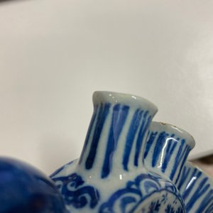 A Dutch Delft blue and white heart-shaped tulip vase with putti, 1st half 18th C. — 照片 8
