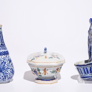 A Dutch Delft blue and white holy water font and a vase, with a polychrome covered spice box, 18th C. — photo 2