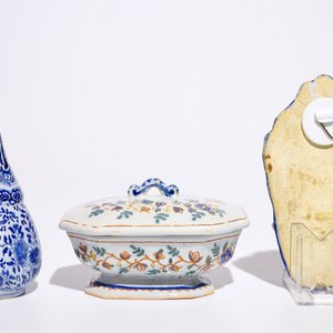 A Dutch Delft blue and white holy water font and a vase, with a polychrome covered spice box, 18th C. — photo 3