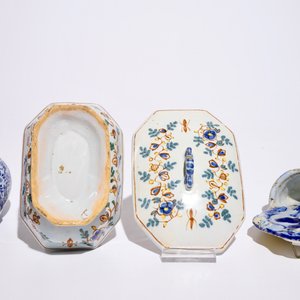 A Dutch Delft blue and white holy water font and a vase, with a polychrome covered spice box, 18th C. — photo 6