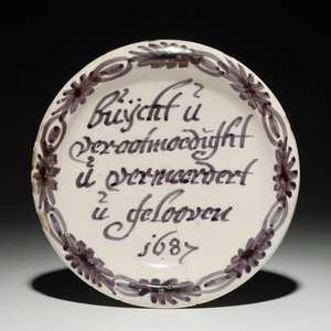 A Dutch Delft blue and white inscribed dish, dated 1687 — 照片 1