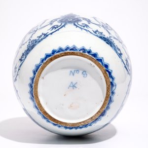 A Dutch Delft blue and white jar with ornamental chinoiserie design, late 17th C. — photo 5