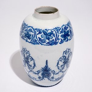 A Dutch Delft blue and white jar with ornamental chinoiserie design, late 17th C. — photo 7