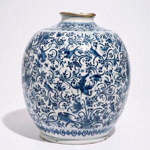 A Dutch Delft blue and white jar with peacocks among foliage, 17th C. — 照片 4