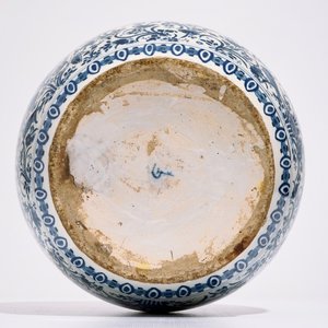 A Dutch Delft blue and white jar with peacocks among foliage, 17th C. — 照片 6