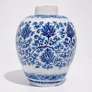 A Dutch Delft blue and white jar with peony scrolls in Ming-style, late 17th C. — 照片 1